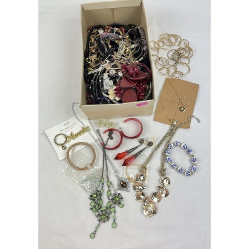 1066 - A box of assorted costume jewellery, mostly necklaces. Lot also includes earrings, brackets and a ca... 