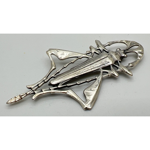 1122 - A large silver brooch modelled as a grasshopper. Stamped sterling to reverse. Approx. 9cm long.