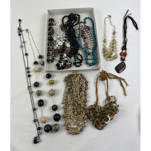 1142 - A collection of statement necklaces in various styles and lengths. To include large bead and faux pe... 