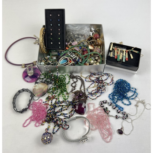 1150 - A small box of assorted costume jewellery to include small glass bead necklaces in various colours. ... 