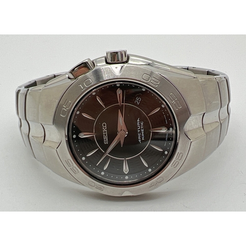 1186 - Seiko Arctura Kinetic 5M62-0AL0 wristwatch. Stainless steel case and strap with black face and silve... 