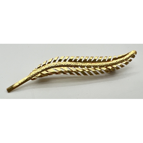 1146 - An Italian 18ct gold brooch in the form of a fern leaf. Stamped 750 to reverse with Italian makers m... 