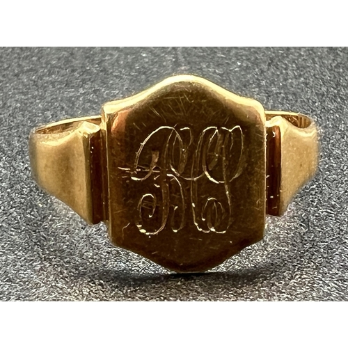 1127 - A vintage 9ct gold signet ring with engraved monogrammed cartouche, for scrap or repair - band is cu... 