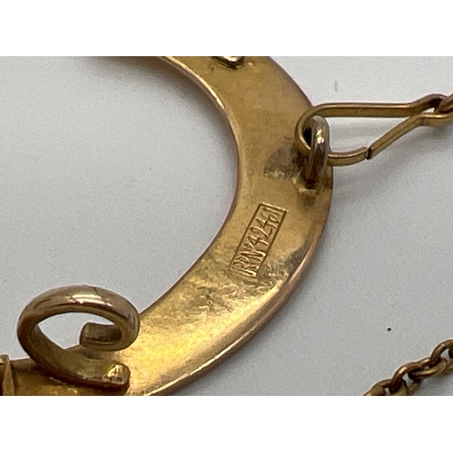 1123 - An Edwardian unmarked gold brooch in the shape of a hand scythe, with safety chain. No gold marks bu... 