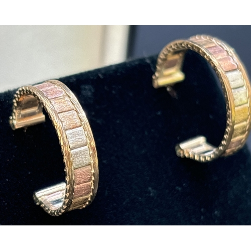 18 - A pair of 9ct tri coloured gold hoop style earrings. 17 small square brushed yellow, rose and white ... 