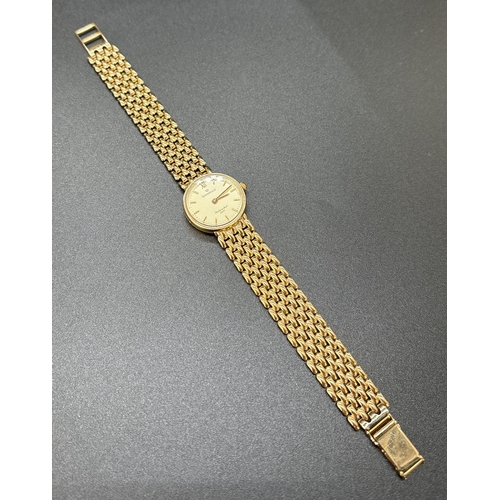 37 - A boxed 9ct gold ladies wristwatch by Sovereign. Flat link bracelet strap with clip fastening. Circu... 