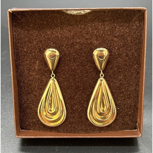 41 - A large pair of 9ct gold 1980's drop style earrings with ridge decoration. With butterfly backs. Eac... 