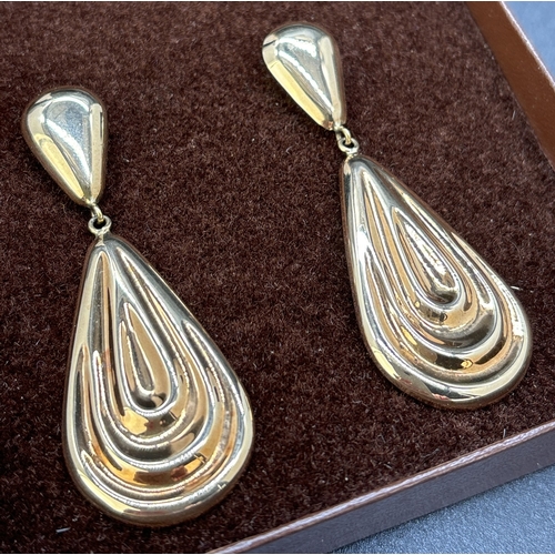 41 - A large pair of 9ct gold 1980's drop style earrings with ridge decoration. With butterfly backs. Eac... 