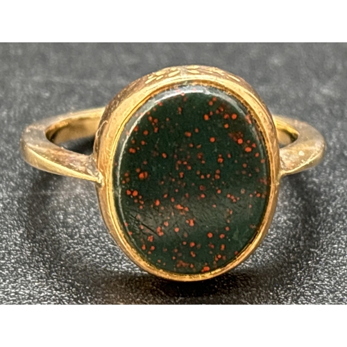 82 - A vintage 18ct gold oval cut bloodstone signet ring with floral engraved detail to front and back ed... 