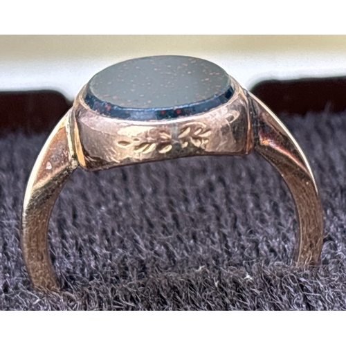 82 - A vintage 18ct gold oval cut bloodstone signet ring with floral engraved detail to front and back ed... 