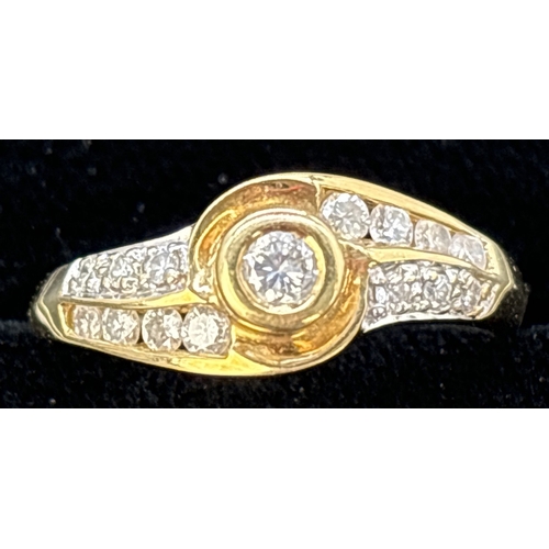 116 - A twist design 0.25ct diamond set 18ct yellow gold ring. Central round cut bezel set diamond with a ... 