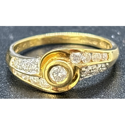 116 - A twist design 0.25ct diamond set 18ct yellow gold ring. Central round cut bezel set diamond with a ... 