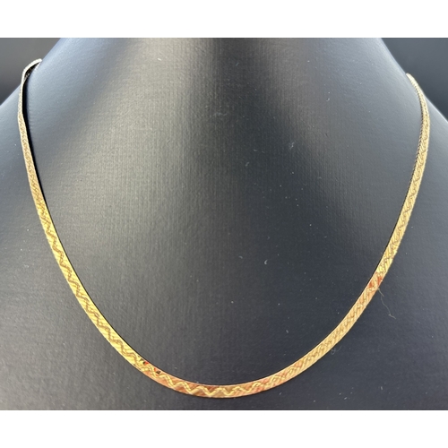 53 - A vintage 9ct gold 16 inch patterned herringbone chain necklace with spring ring clasp. Hallmarks to... 