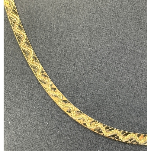 53 - A vintage 9ct gold 16 inch patterned herringbone chain necklace with spring ring clasp. Hallmarks to... 