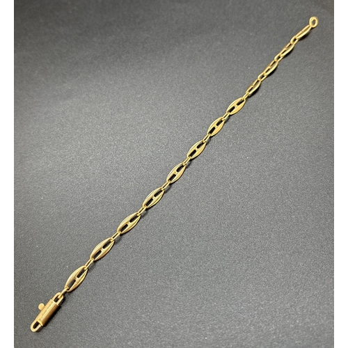 20 - An 18ct gold 7 inch mariners link chain bracelet with sliding clasp. Gold marks to clasp. Total weig... 