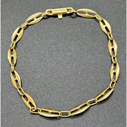 20 - An 18ct gold 7 inch mariners link chain bracelet with sliding clasp. Gold marks to clasp. Total weig... 