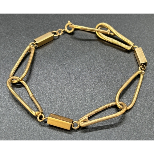 89 - A vintage 18ct gold 8.5 inch decorative link bracelet with small spring ring clasp. Bracelet shows s... 