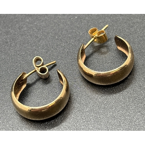 1041 - 2 pairs of 9ct gold hoop style earrings. A pair of duo coloured gold twist design hoops together wit... 