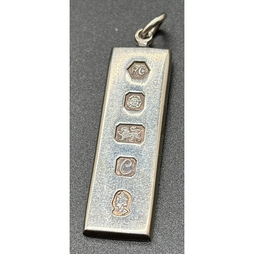 1071 - A vintage silver Jubilee ingot pendant. Hallmarked to front for Sheffield 1977. Approx. 5.5cm long (... 