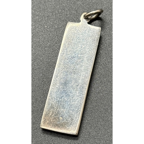 1071 - A vintage silver Jubilee ingot pendant. Hallmarked to front for Sheffield 1977. Approx. 5.5cm long (... 