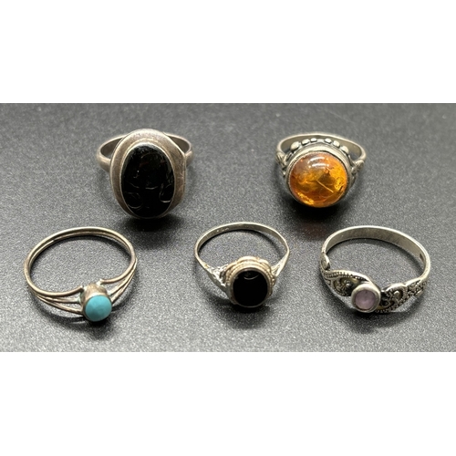 1077 - 5 silver stone set rings. To include amber cabochon with floral detail to mount & shoulders, an onyx... 