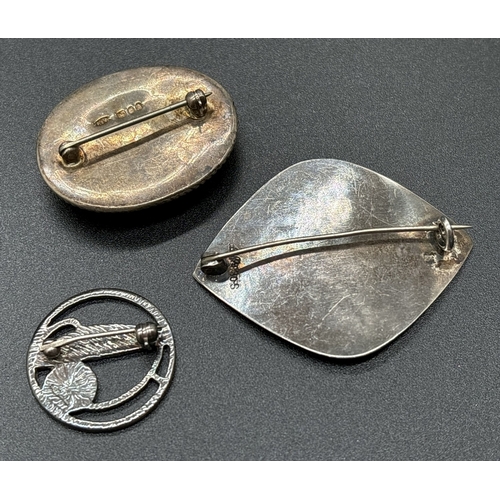 1081 - 3 silver brooches. An oval dendretic quartz brooch in rope design mount, a marquise shaped brooch wi... 