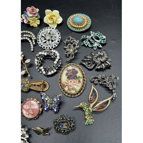 1093 - A collection of 25 vintage brooches in various styles and conditions. To include insect themed, ston... 