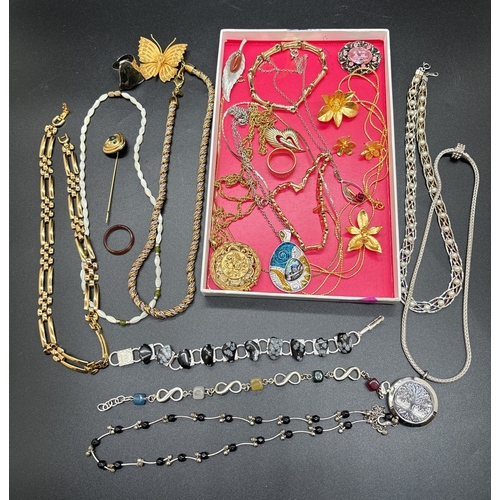 1126 - A tray of vintage costume jewellery. To include matching necklace, earrings and brooch in a gold ton... 