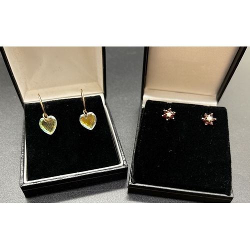 1131 - 2 pairs of 9ct gold earrings. A small pair of 9ct gold garnet and opal set flower head design stud e... 