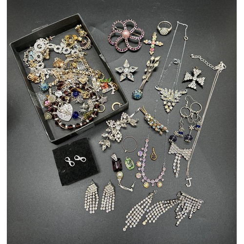 1135 - A small tray of diamante and stone set costume jewellery. To include brooches, necklaces, rings and ... 