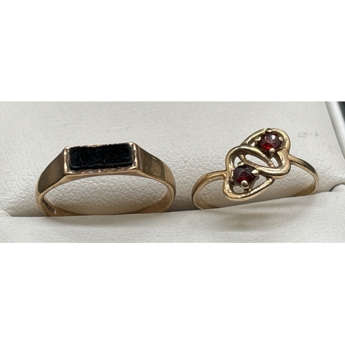 1140 - 2 small 9ct gold rings. A signet ring set with a rectangle of black onyx and a double heart ring set... 