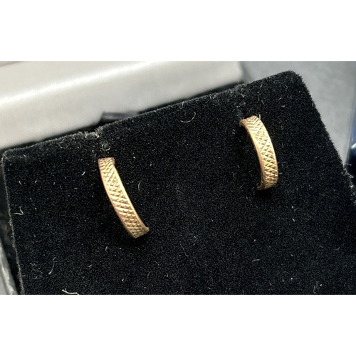 1142 - 3 pairs of 9ct gold earrings. A pair of diamond patterned hoops, a pair of Celtic knot stud earrings... 