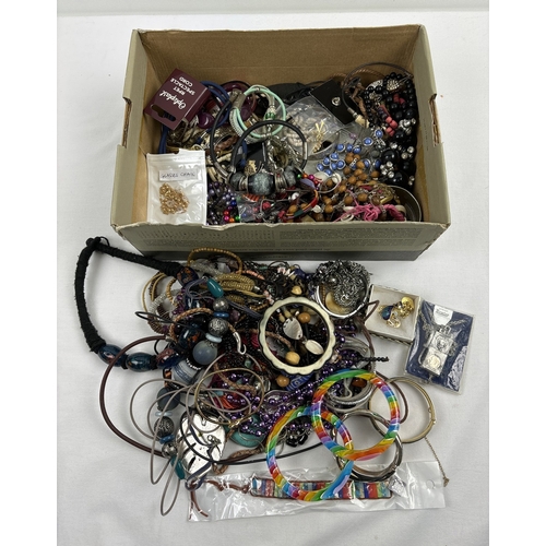 1147 - A box of assorted costume jewellery, mostly modern, to include bracelets and statement necklaces.