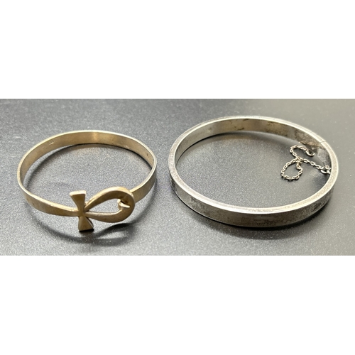 1152 - 2 silver bangles. A plain bangle with safety clasp, marked 925 to inside rim, together with a small ... 