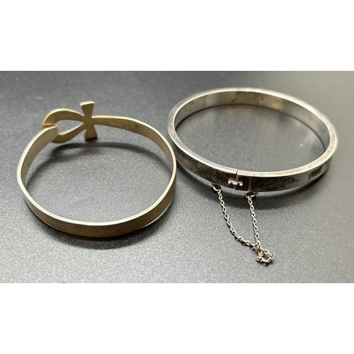 1152 - 2 silver bangles. A plain bangle with safety clasp, marked 925 to inside rim, together with a small ... 