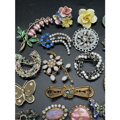 1093 - A collection of 25 vintage brooches in various styles and conditions. To include insect themed, ston... 