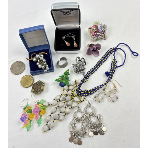 1175 - A collection of assorted vintage costume jewellery and coins, to include brooches, earrings and bead... 