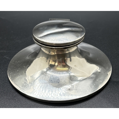 1216 - An Edwardian silver capstan inkwell with hinged lid and clear glass liner. Hallmarked for Birmingham... 