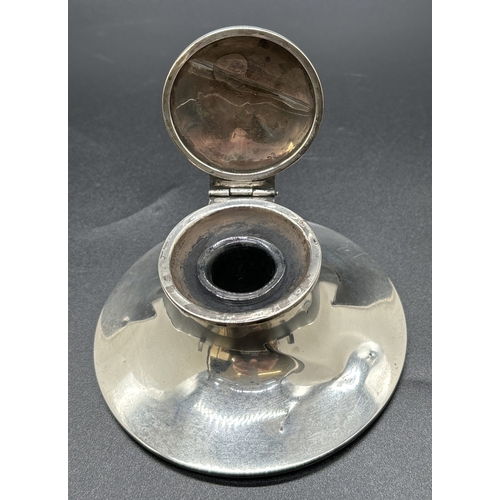 1216 - An Edwardian silver capstan inkwell with hinged lid and clear glass liner. Hallmarked for Birmingham... 