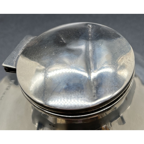 1216 - An Edwardian silver capstan inkwell with hinged lid and clear glass liner. Hallmarked for Birmingham... 