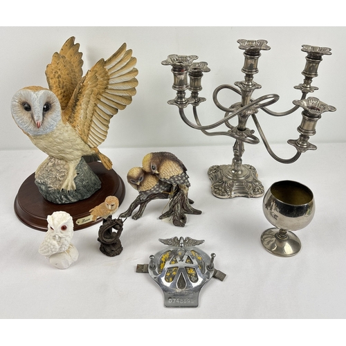 1384 - A collection of assorted misc items to include silver plate, owl figurines and vintage AA car badge.