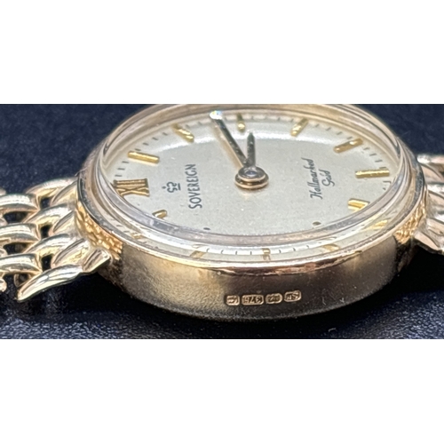 1179 - A boxed 9ct gold ladies wristwatch by Sovereign. Flat link bracelet strap with clip fastening. Circu... 