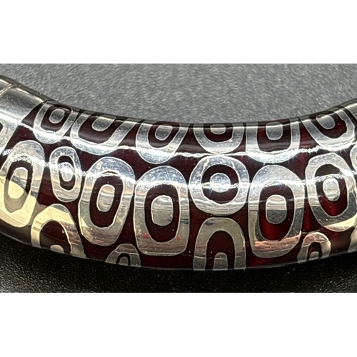 1076 - A silver and dark burgundy marble effect 