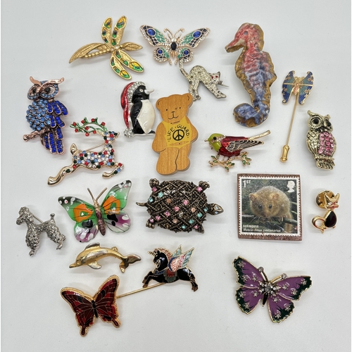 1058 - 20 vintage animal themed brooches, some stone set, in various sizes and conditions. To include butte... 