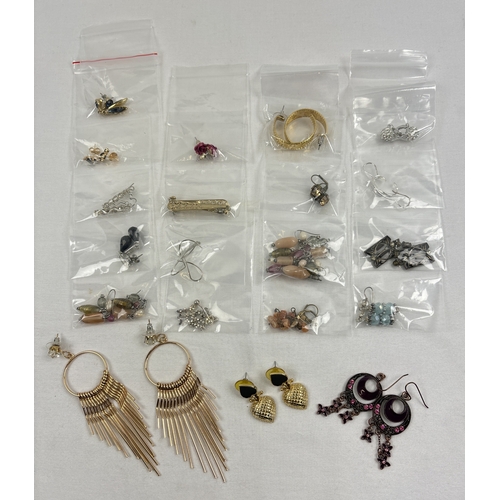 1047 - 20 pairs of costume jewellery earrings in various styles and sizes, to include silver. In drop, hoop... 