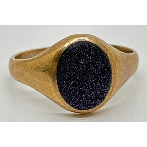 1073 - A vintage 9ct gold signet ring set with an oval of blue sandstone. Hallmarked to inside of band. Siz... 