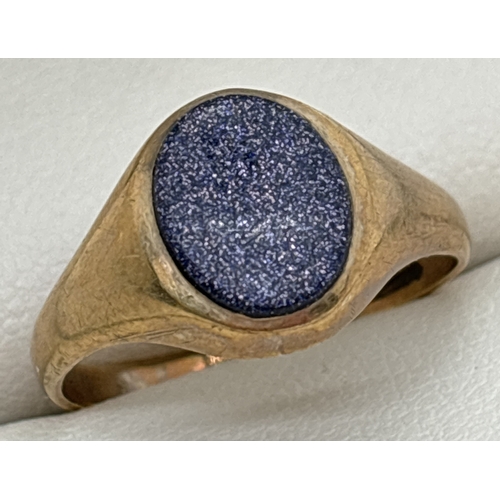 1073 - A vintage 9ct gold signet ring set with an oval of blue sandstone. Hallmarked to inside of band. Siz... 