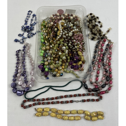 1078 - A tray of assorted vintage bead necklaces in varying lengths. To include faux pearl, glass bead and ... 