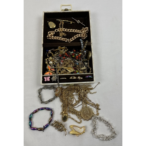 1079 - A small vintage jewellery box containing a collection of vintage costume jewellery. To include colou... 