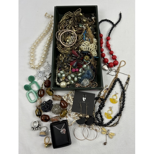 1103 - A tray of modern and vintage costume jewellery to include statement pieces. A collection of necklace... 